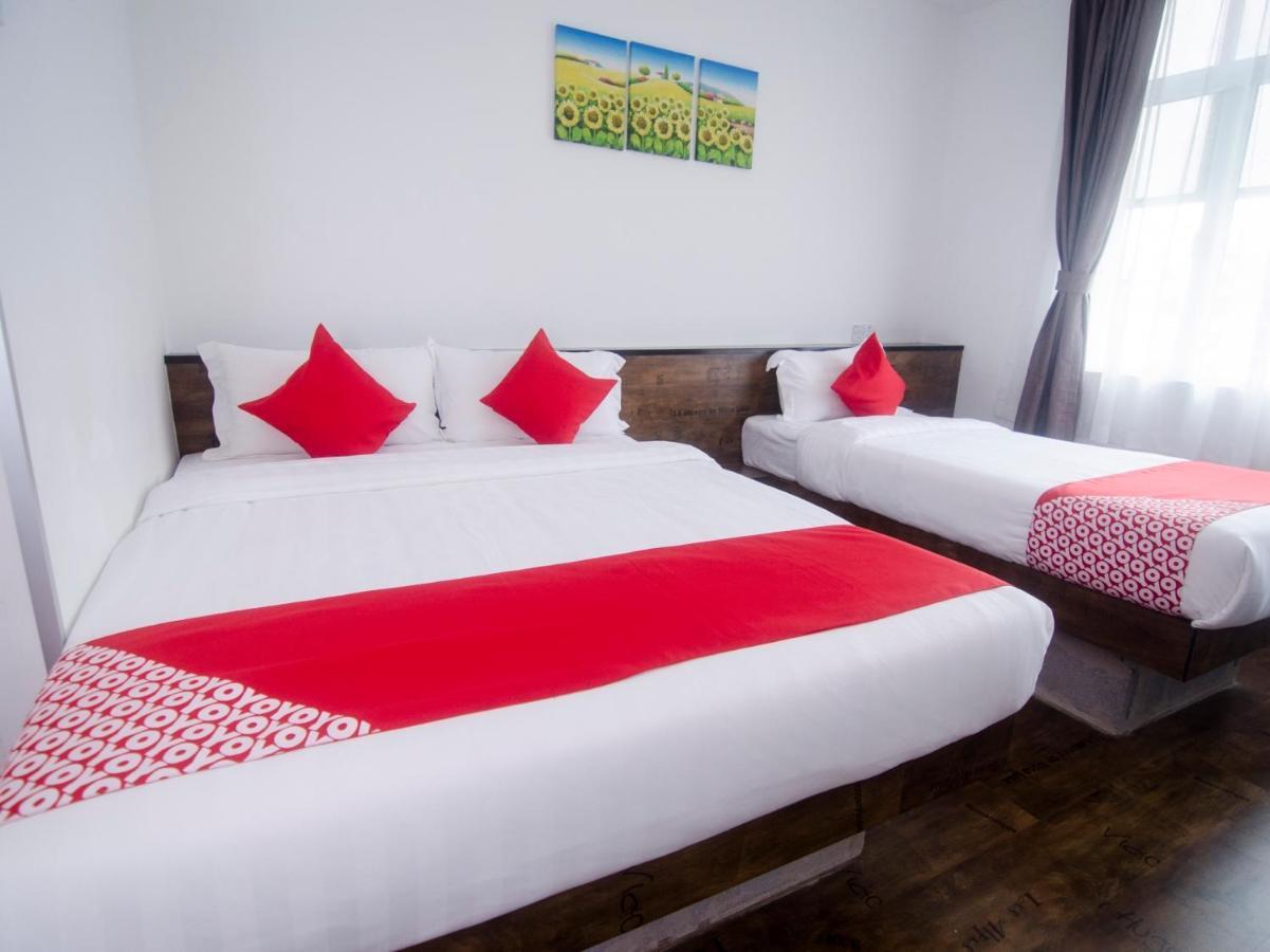 Oyo 836 Mandurah Room & Cafe Kuching Dış mekan fotoğraf