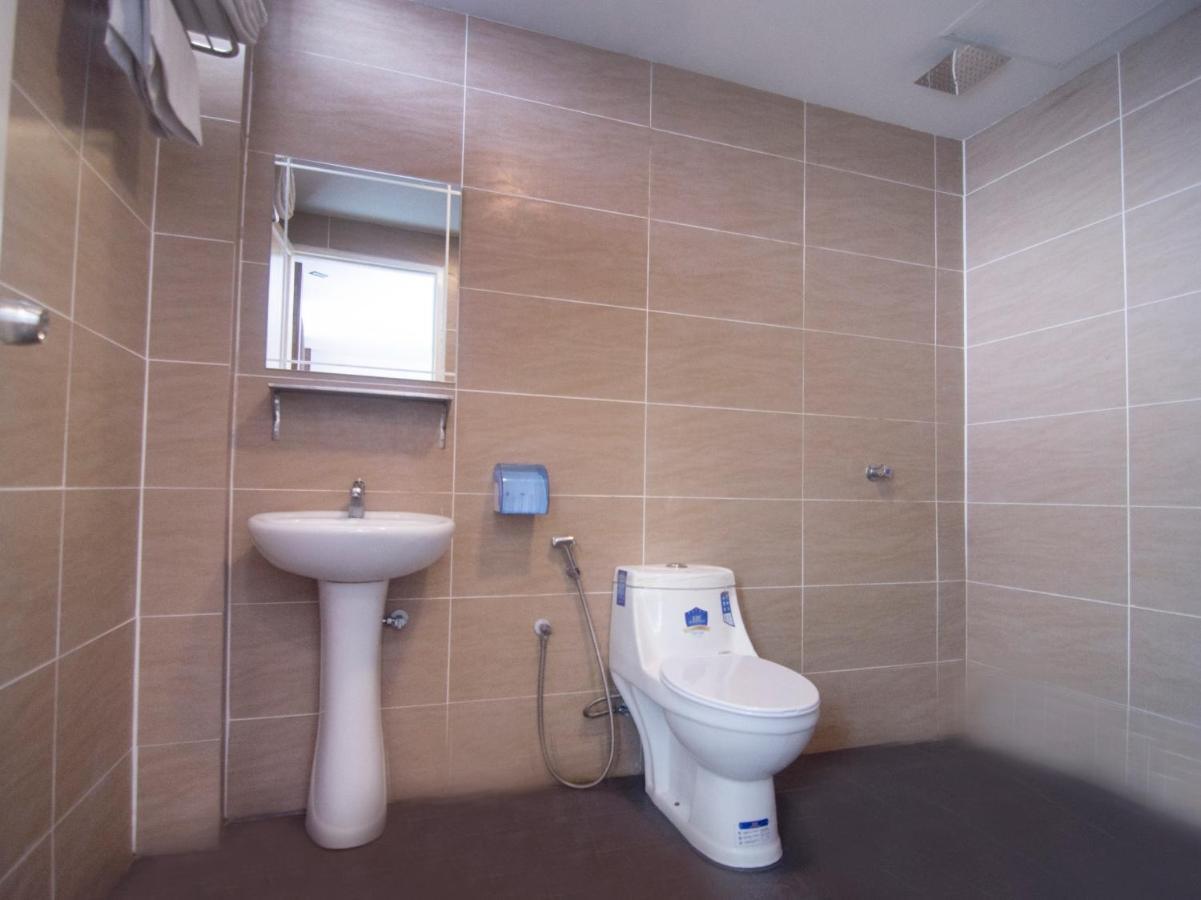Oyo 836 Mandurah Room & Cafe Kuching Dış mekan fotoğraf