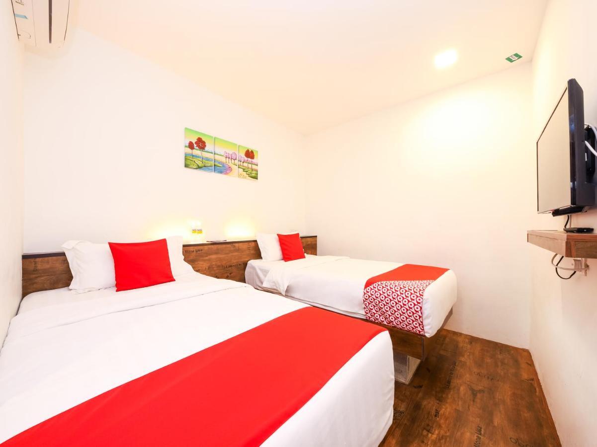 Oyo 836 Mandurah Room & Cafe Kuching Dış mekan fotoğraf