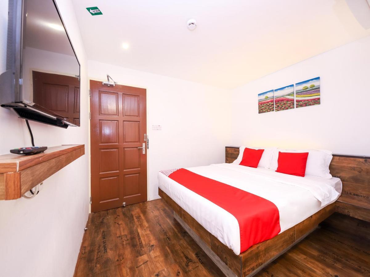 Oyo 836 Mandurah Room & Cafe Kuching Dış mekan fotoğraf