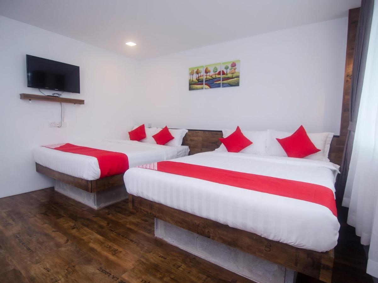 Oyo 836 Mandurah Room & Cafe Kuching Dış mekan fotoğraf